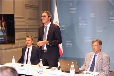 Kompatscher con i direttori Stofner e Bergamini: nuova offensiva per promuovere la ricerca scientifica. Foto mgp