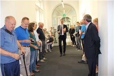 Il presidente Arno Kompatscher fa da "cicerone" ai cittadini in visita presso i suoi uffici a Palazzo Widmann (Foto USP/rm)