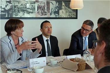 Stocker, Tommasini e Kompatscher durante la seduta congiunta con il cantone dei Grigioni (FOTO: LPA/Angelika Schrott)