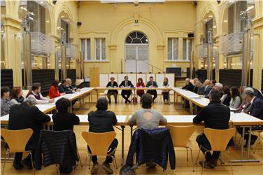 Tavolo di confronto Provincia-sindacati: il momento dell'accordo per il contratto collettivo di intercomparto dell'ottobre 2016 (Foto USP)