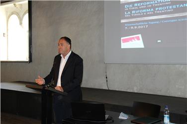 Il direttore di Castel Tirolo, Leo Andergassen, all'inaugurazione del convegno sulla riforma protestante (Foto USP)