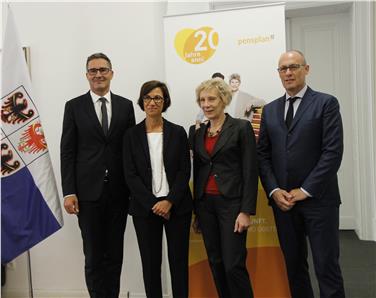 Il preisdente Arno Kompatscher, la presidente di Pensplan, Laura Costa, l'assessora Violetta Plotegher e il vicepresidente della Regione, Ugo Rossi Foto Usp Rm