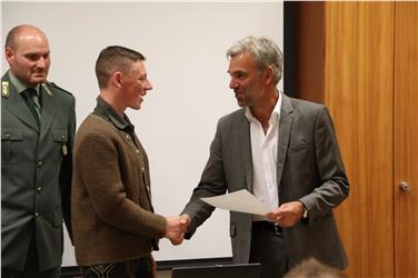 Cerimonia di consegna dei diplomi ai nuovi agenti venatori. L'assessore Schuler (a dx), il direttore del corso Michael Baumgartner (a sin.) con i 16 nuovi agenti