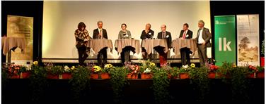 Le trattative per nuovo periodo sostegno UE, malghe e salute del bestiame, orso e lupo, temi dell’intervento dell’assessore  Arnold Schuler (2° da sx) al simposio tenuto nel Salisburgo (Foto: USP/Dipartimento agricoltura)