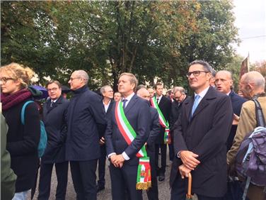 Il presidente Arno Kompatscher, accanto al sindaco di Pergine Roberto Oss Emer, al presidente trentino Ugo Rossi e a quello tirolese Guenther Platter Foto Uff. Tn