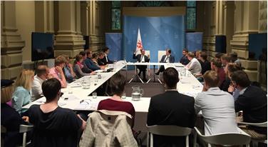 Il presidente Kompatscher in dialogo con i giovani della delegazione della Fondazione Konrad Adenauer (Foto ea)