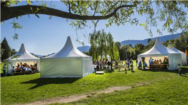 Ritorno alla preistoria: le tende del Museo archeologico sui prati del Talvera, a Bolzano (Foto Museo archeologico/O. Seehauser)