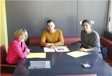 L'assessora Waltraud Deeg con Kevin Hofer e Martina De Zordo - Foto: USP