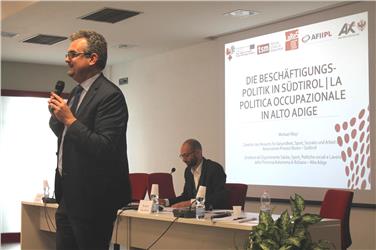 Il direttore di Dipartimento Michael Mayr nel corso del suo intervento convegno dell'Euregio sulle politiche per il lavoro e per il territorio Foto: USP