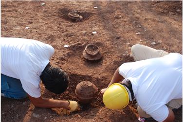 Archeologi all'opera. Qui lo scavo archeologico a Termeno (sepolture - fine 2. millennio a. C.) -foto: USP/Ufficio beni archeologici