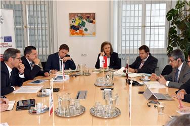 Sotto la lente dell'Euregio la cooperazione nel settore economico. Foto: Land Tirol/Sax