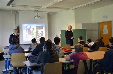 Gli agenti Polfer durante un incontro con i ragazzi della Ritz (FOTO USP/Scuola Ritz)