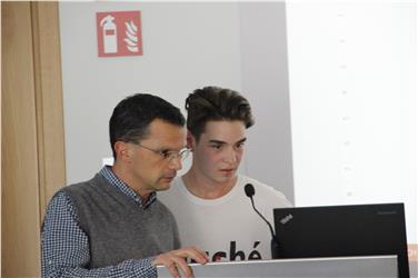 Markus Rauch con lo studente Lukas Kofler. Foto: USP/Maja Clara