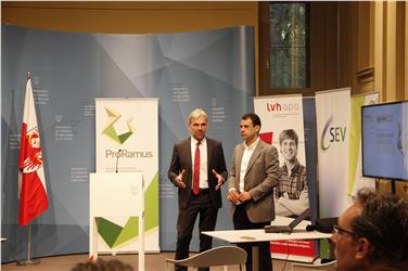 Con i rappresentanti delle associazioni di settore, l'assessore Schuler e il coordinatore del progetto Paolo Bertoni hanno presentato la nuova pagina web. Foto: mac