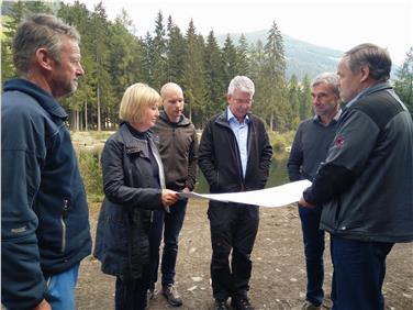 Progetto rio Valsura (da sx): Pircher, la sindaca Beatrix Mairhofer, il progettista Thaler, il direttore Agenzia protezione civile Pollinger, l'assessore Schuler, Amtsdirektor Egger (Foto: USP/Judith Weissensteiner)