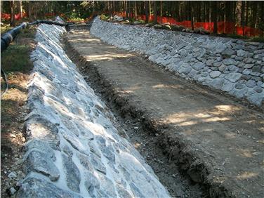 Avviati gli interventi di risanamento cunetta e soglie di fondo nel tratto inferiore del rio Tova della Roda a Monguelfo-Tesido (Foto: USP/Ufficio sistemazione bacini montani est)