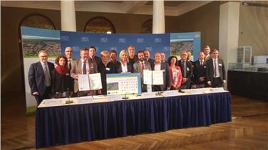 A Monaco di Baviera sottoscritta dichiarazione congiunta ministri Eusalp per attestare regione alpina quale area modello per infrastrutture green. Era presente l'assessore provinciale Richard Theiner (1° da dx)