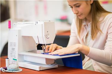 La Scuola professionale Aslago organizza serate per apprendere le tecniche per eseguire in modo semplice e veloce lavori di rammendo e riparazioni (Foto: USP/Scuola professionale Aslago)