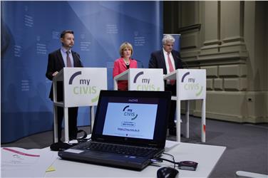 Prrsentazione di myCIVIS: da sinistra, Tais, l'assessora Deeg e Gasslitter (Foto rm)