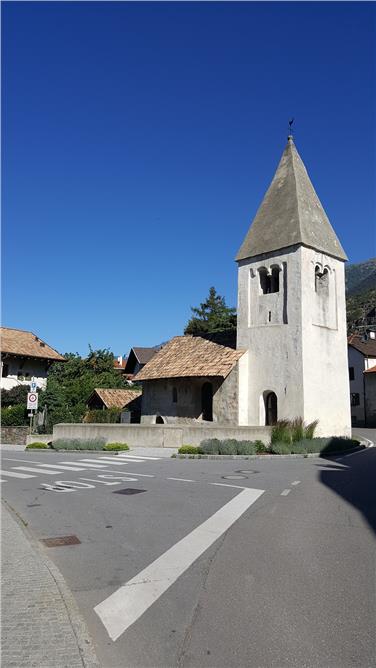 La chiesa di San Nicolò a Laces con il menhir in esposizione © Hannes Gamper