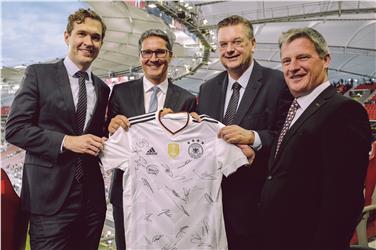 Accordo raggiunto per la Germania in ritiro ad Appiano: Friedrich Curtius (segretario generale DFB), Arno Kompatscher, Reinhard Grindel e Wilfried Trettl (Foto DFB/Philipp Reinhard)