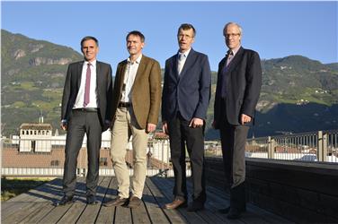 Anton Aschbacher, direttore Ripartizione territorio e paesaggio (2° da dx), da ottobre in pensione. Oggi, 5 ottobre, i saluti e ringraziamenti dell'assessore Theiner (Foto: USP)