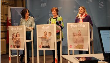 Presentata dall’assessora Stocker la campagna “Amati per come sei” promossa dalla Commissione pari opportunità e dall'Infes Da sin.: Raffaela Vanzetta, l'assessora Martha Stocker, Ulrike Oberhammer Foto: USP/EP