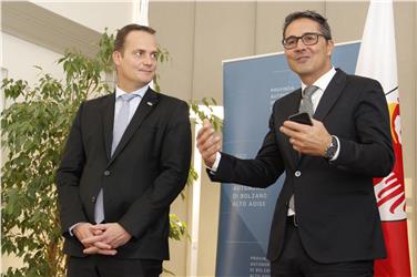 Kompatscher con il premier della comunità germanofona del Belgio, Paasch. Foto mb