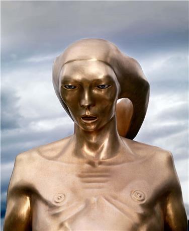 La scultura gigantesca COR di Peter Senoner è posizionata su un piedistallo alto cinque metri avvolto da una fune metallica nel fortilizio antemurale, divenendo così un ponte ben visibile verso l’esterno