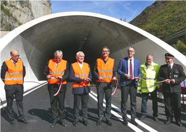 Taglio del nastro con Mussner, padre Höllweck, Kompatscher, il sindaco Lintner (al centro) (FOTO rc)