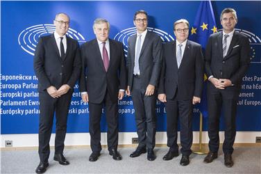 Il presidente del Parlamento europeo Antonio Tajani fra Rossi, Platter, Kompatscher e Dorfmann (Foto USP/Wiktor Dabkowski)