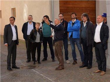 Il modello Glorenza visitato dall'assessore Theiner (1° da sx) assieme a sindacati IPL e Arche/KVW, con recupero edilizio, risparmio aree e abitazioni a costi sostenibili rispecchia obiettivi del disegno di legge su territorio e paesaggio