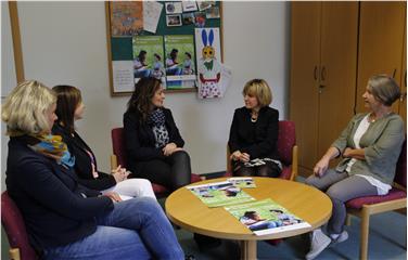 L'assessora Deeg a colloquio con Silke Schullian (asilo Lana), Evelyn Matscher (consulenza pedagogica Merano) e Cinzia Cappelletti (Lilith) (Foto USP/Wisthaler)