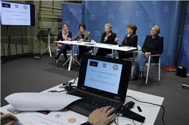 Equal Pension Day. Da sinistra Ulrike Oberhammer, Laura Costa, Violetta Plotegher, Martha Stocker e Michela Morandini.