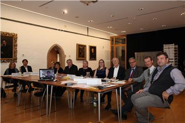 I nove membri del nuovo comitato per la ricerca con l’assessore Florian Mussner, la direttrice dei Musei provinciali Karin Dalla Torre e la coordinatrice Evelyn Kustatscher (Foto USP)