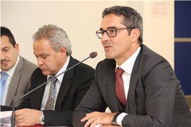 Il presidente Kompatscher e il segretario generale Eros Magnago all'incontro con le parti sociali (Foto mgp)