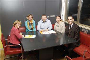 Incontro con la rete dei Servizi giovani in lingua tedesca: Waltraud Deeg, Gerda Fulterer (Dipartimento famiglia), Karlheinz Malojer, Sonja Plank e Markus Eccli (Foto USP/Wisthaler)