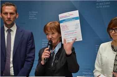 L'assessora Martha Stocker illustra il programma del convegno Foto: USP/Barbara Franzelin