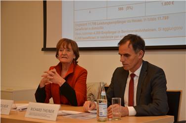 Gli assessori Martha Stocker e Richard Theiner nel corso della conferenza stampa Foto: USP/BF