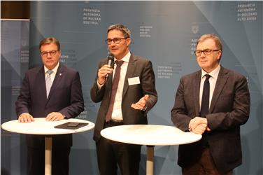 Collaborazione transfrontaliera per la mobilità nell'arco alpino: Günther Platter, Arno Kompatscher e Mauro Gilmozzi (Foto USP/mb)