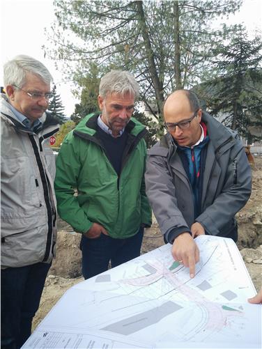 Cantiere a Vipiteno per i lavori di tutela antipiena: da sin. il direttore Pollinger, l'assessore Schuler e il tecnico Philipp Walder. Foto Weissensteiner