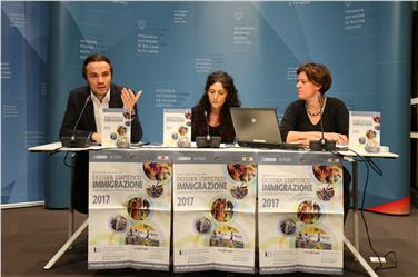 Si è svolta questa mattina a Palazzo Widmann la presentazione del Dossier statistico immigrazione 2017 Da sin.: l'assessore Philipp Achammer, Federica Dalla Pria della Fondazione Langer e Karin Girotto della cooperativa Savera