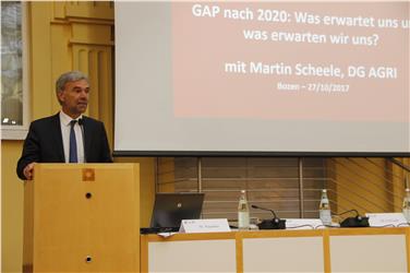 Politica agricola 2020 nell'Euregio: l'assessore Arnold Schuler apre i lavori a Palazzo Widmann. Foto mac