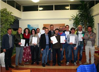 Foto di gruppo per i nuovi imprenditori agricoli che hanno frequetanto il corso presso la Scuola professionale di Laives Foto Usp