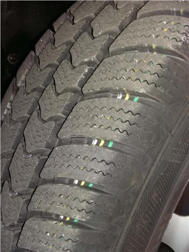 Dotare il proprio automezzo di penumatici da neve e disporre di catene è imprescindibile ecostituisce un contributo alla sicurezza sulle strade altoatesine (Foto: USP/Motorizzazione)