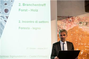 L'assessore Schuler durante il suo intervento a Castel Firmiano (Foto Ivo Corrà)