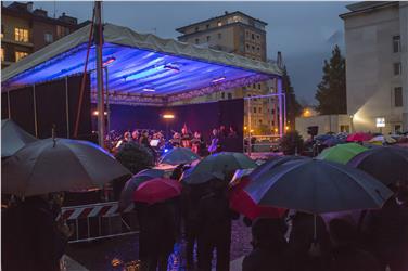 La musica dell'Orchestra Haydn ha accompagnato la cerimonia di accensione dell'installazione sul fregio in piazza Tribunale (Foto Verant)