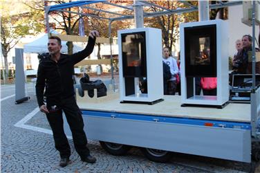Il confronto diretto fra combustione scorretta e corretta grazie all’azionamento contemporaneo di due stufe a legna. Nella foto la manifestazione a Laces (Foto: USP/S.Amistadi)