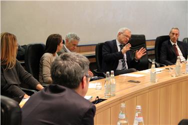 I rappresentanti dell'economia hanno discusso dei futuri incentivi al settore (da destra Benetello di Confersercenti e Negri di Assoimprenditori). Foto mgp