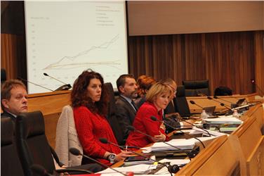 Con il direttore generale Staffler e il capo del personale Matzneller l'assessora Deeg ha presentato dati e numeri sull'organico della PA